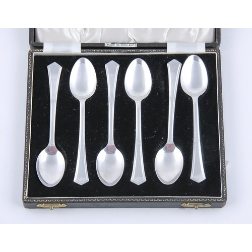 157 - A CASED SET OF SIX GEORGE V SILVER MOCHA SPOONS, WILLIAM HUTTON AND SONS LTD, SHEFFIELD, 1929