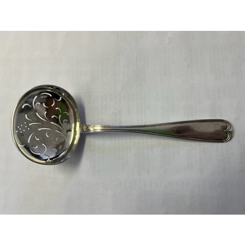 110 - A VICTORIAN SILVER OLD ENGLISH PATTERN SUGAR SPOON, JOSEPH WILLIAM AND CO, LONDON, 1900