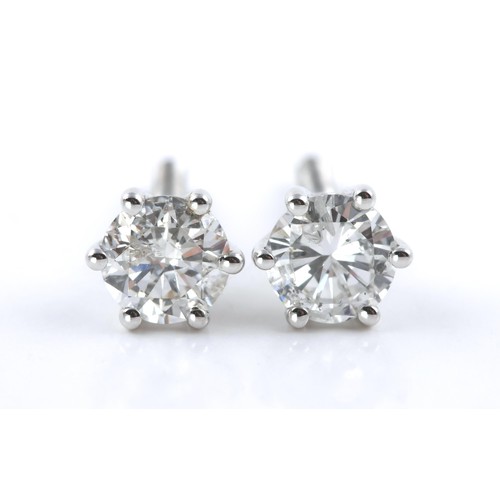 1696 - A PAIR OF DIAMOND STUD EARRINGS, 0,58 CT