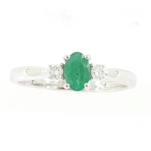 236 - A DIAMOND AND EMERALD RING