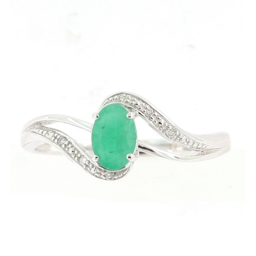 237 - A DIAMOND AND EMERALD RING