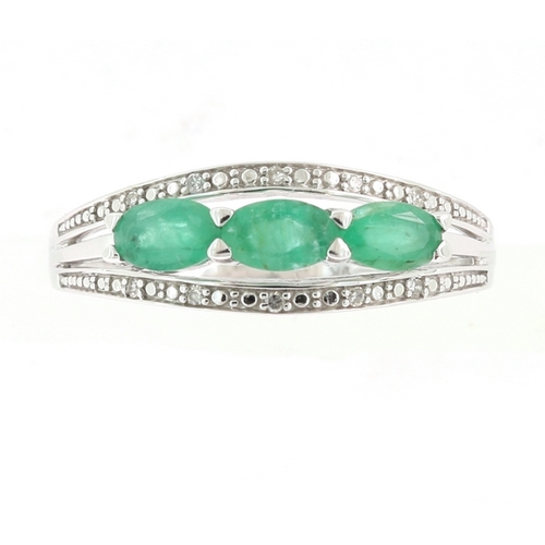 238 - A DIAMOND AND EMERALD RING