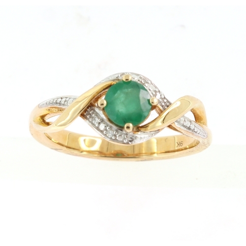 240 - A DIAMOND AND EMERALD RING