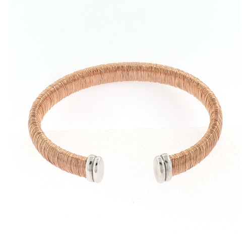 186 - A SILVER AND ROSE GOLD WIRE BANGLE