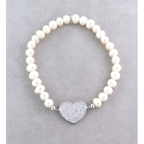 136 - A FRESHWATER PEARL BRACELET