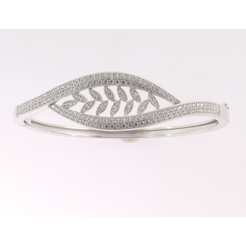 187 - A SILVER SWAROVSKI STYLE DESIGNER BANGLE