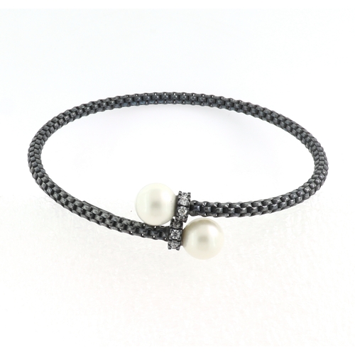 139 - A FRESHWATER CULTURED PEARL DESIGNER BANGLE