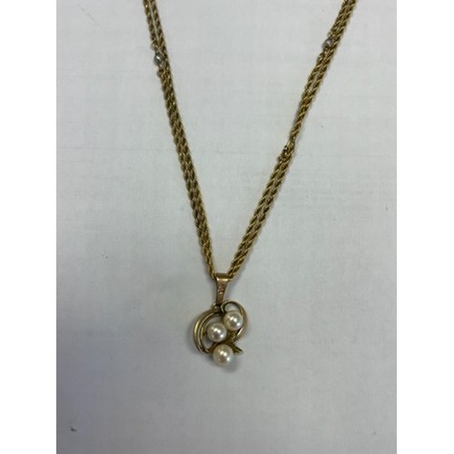 135 - A PEARL AND GOLD ROPE NECKLACE AND PENDANT