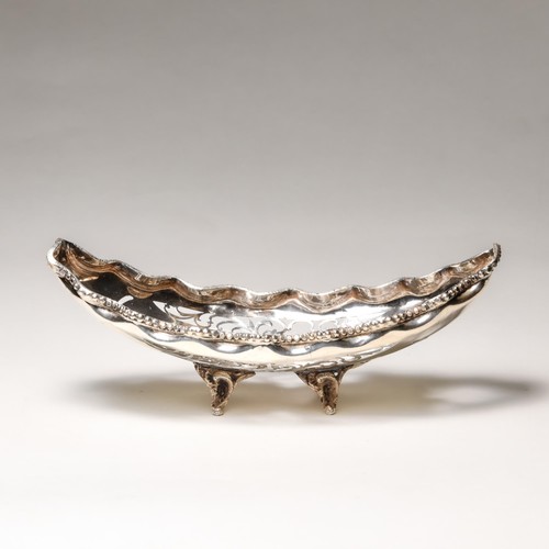 262 - A SILVER FRUIT DISH, MAKER'S AND DATE MARK RUBBED