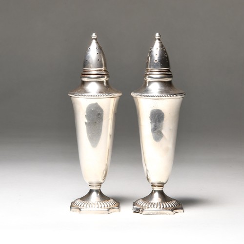 289 - A SILVER SALT AND PEPPERETTE, POSSIBLY LONDON, MAKER'S AND DATE MARK RUBBED