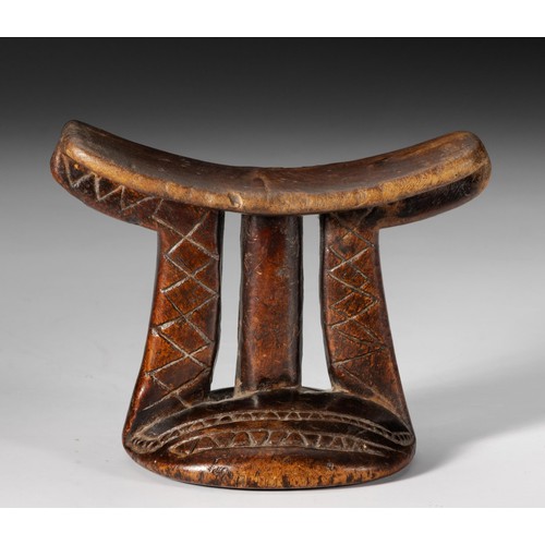 210 - AN ETHIOPIAN HEADREST