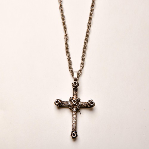 192 - A SILVER CROSS AND CHAIN