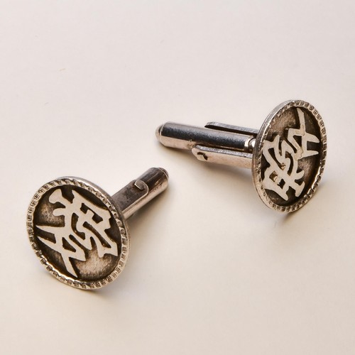 252 - A PAIR OF SILVER CUFFLINKS 