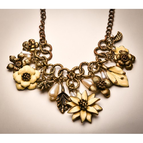 298 - A FASHION DAISY STYLE PEARL NECKLACE