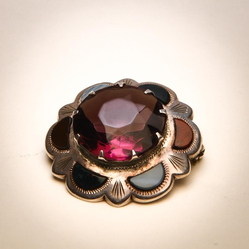 148 - A GEMSTONE BROOCH