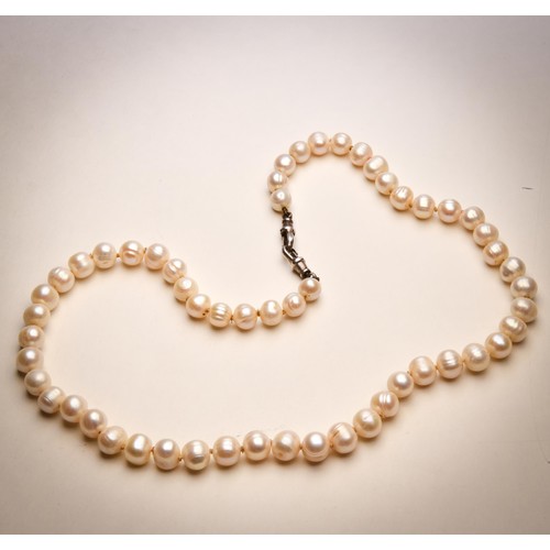 134 - A STRAND OF FRESHWATER CULTURED PEARLS