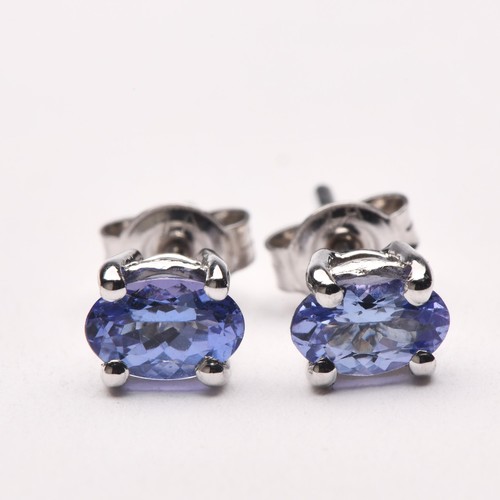 207 - A PAIR OF TANZANITE STUD EARRINGS, 1,01 CARATS