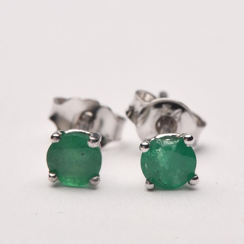 208 - A PAIR OF EMERALD STUD EARRINGS, 0,30 CARATS