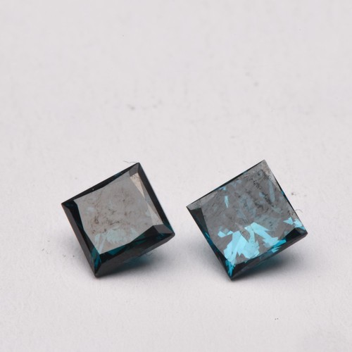 263 - A PAIR OF UNSET DIAMONDS, 1,42 CARATS