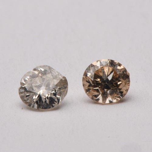 267 - A PAIR OF ROUND BRILLIANT CUT DIAMONDS, 0,68 CARATS