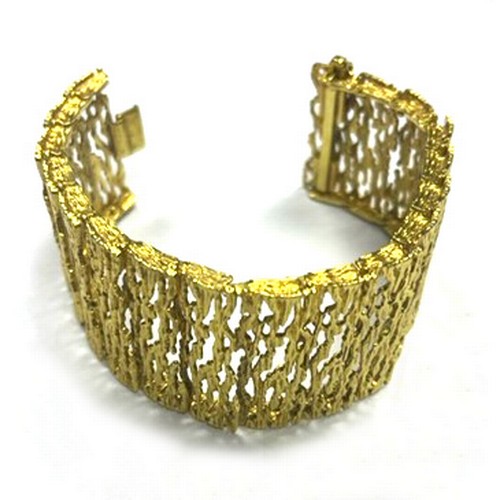 173 - A GOLD CUFF STYLE BRACELET