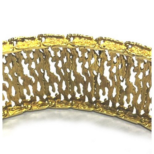 173 - A GOLD CUFF STYLE BRACELET