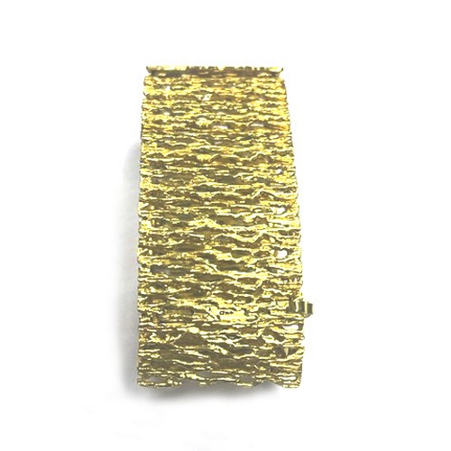 173 - A GOLD CUFF STYLE BRACELET