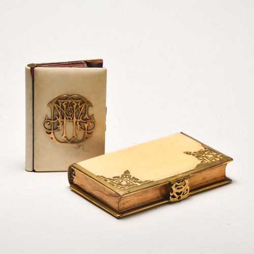 520 - A PRAYERBOOK AND COIN PURSE