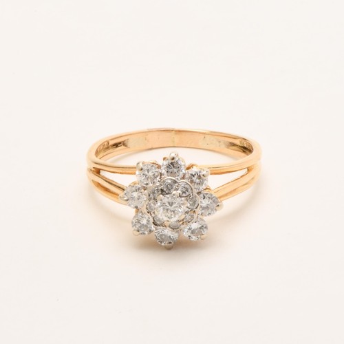 1411 - A DIAMOND CLUSTER RING