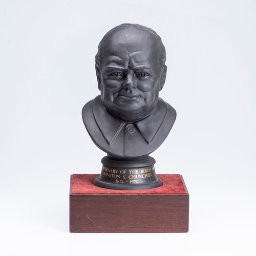 537 - A ROYAL DOULTON BLACK BASALT COMMEMORATIVE BUST OF WINSTON CHURCHILL