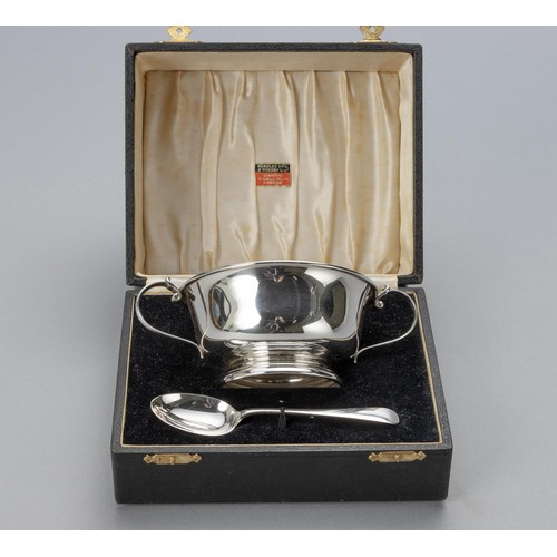 811 - A CASED SET OF GEORGE VI SILVER PORRINGER AND AN OLD ENGLISH PATTERN TEASPOON, DEAKIN AND FRANCIS LT... 