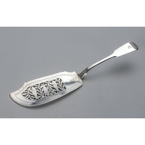 766 - A GEORGE IV SILVER FIDDLE PATTERN FISH SLICE, JAMES WINTLE, LONDON, 1828