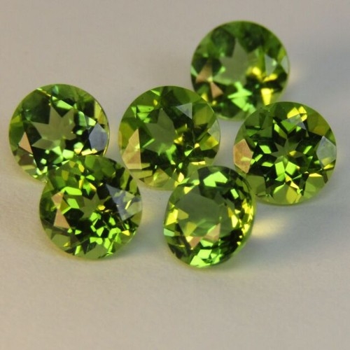 419 - A MELEÉ OF UNSET PERIDOT, 12.64 CARATS