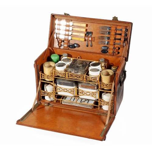 476 - A TRAVELLING PICNIC SET