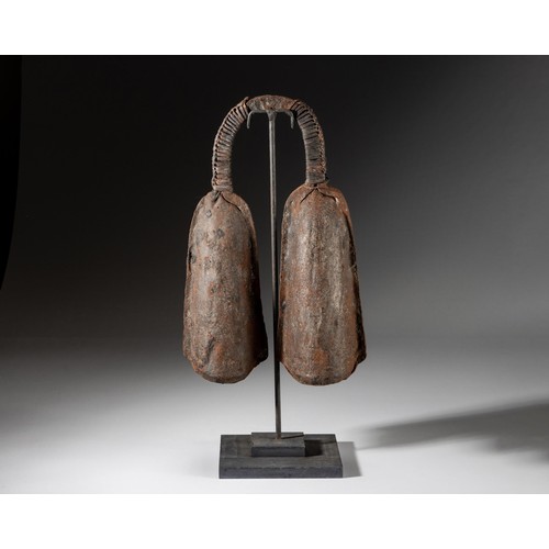 1411 - A LARGE DOUBLE IRON GONG, DRC