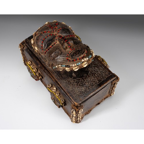 1464 - A COSMETIC BOX WITH COWRIE SHELLS, BAKUBA, DRC