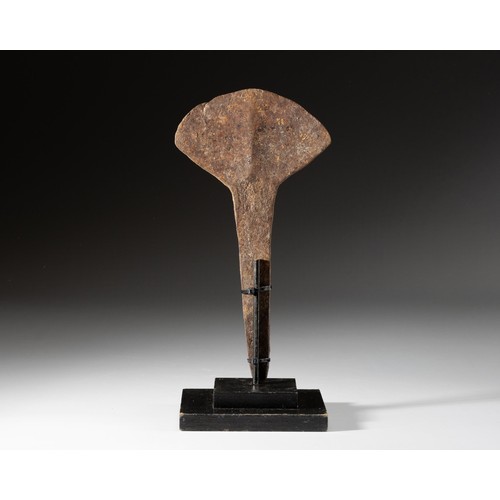 1476 - AN IRON HOE, SHONA, ZIMBABWE.