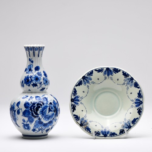 525 - A DELFT DOUBLE-GOURD VASE