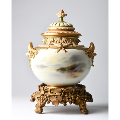 879 - A ROYAL WORCESTER POT POURRI JAR AND COVER, 1913