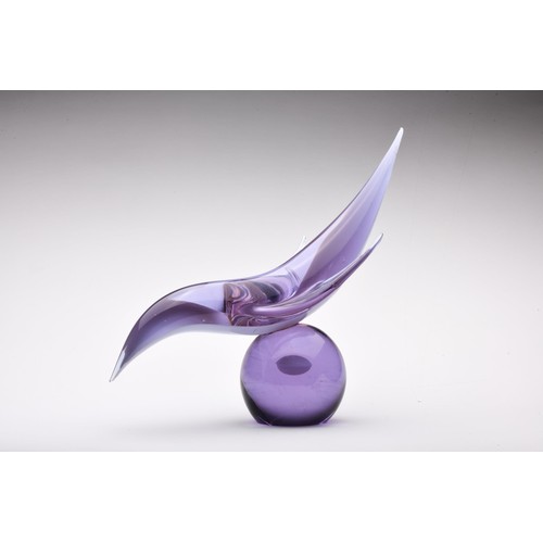 919 - AN ABSTRACT GLASS SCULPTURE OF A DOLPHIN