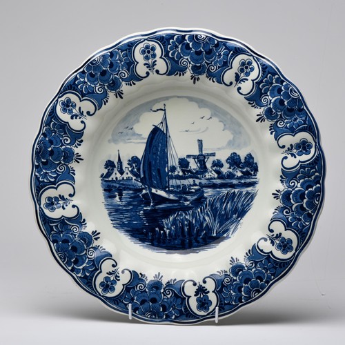 908 - A DUTCH DELFT 'BLAUW' BLUE AND WHITE  CHARGER, 20TH CENTURY