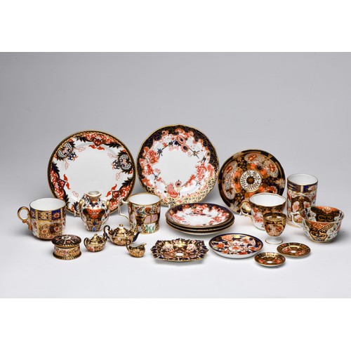 561 - AN ASSORTED COLLECTION OF IMARI WARES