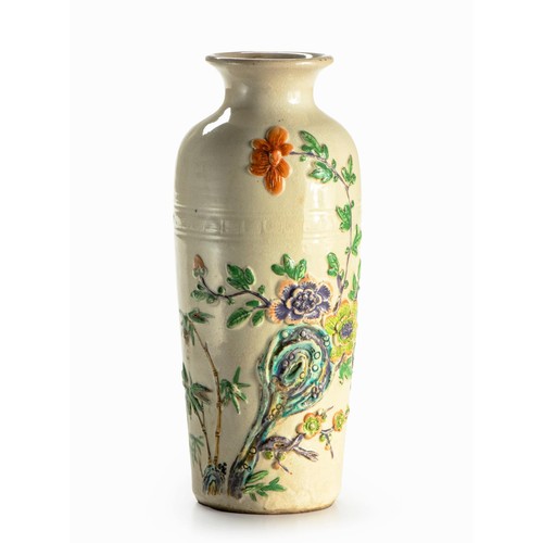 479 - A CHINESE FAMILLE ROSE VASE, QING DYNASTY, 19TH CENTURY