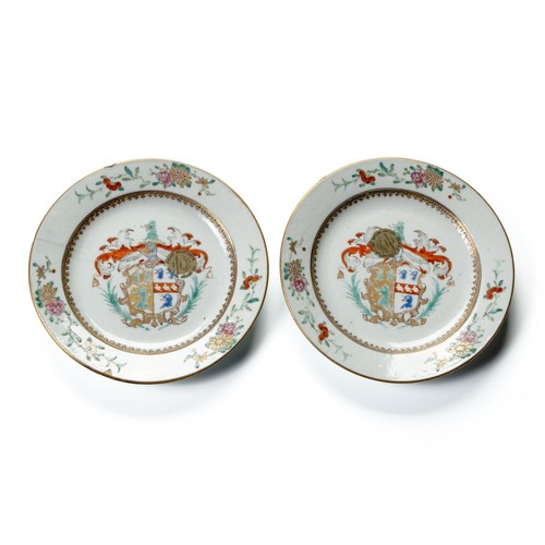 485 - A PAIR OF CHINESE ARMORIAL SIDE PLATES, QING DYNASTY, QIANLONG, 1736 - 1735