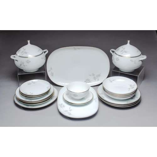 576 - A HUTSCHENREUTHER 'GRAY ROSE PLATINUM' DINNER SERVICE