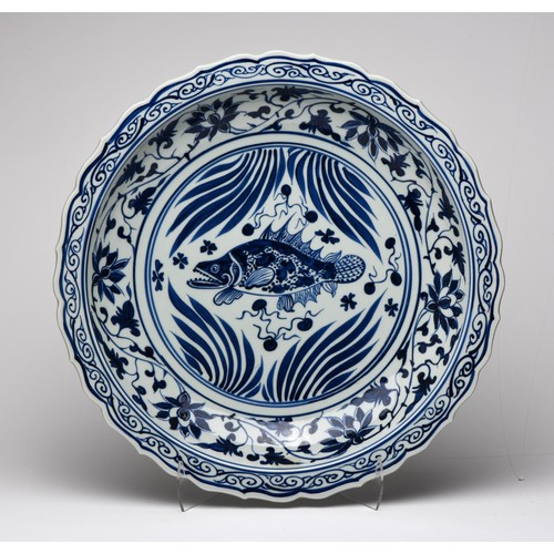 581 - A BLUE AND WHITE ORIENTAL-STYLE CHARGER