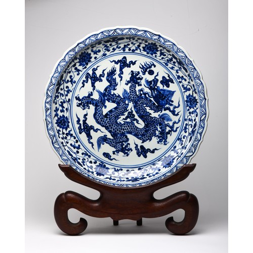 582 - A BLUE AND WHITE ORIENTAL-STYLE CHARGER