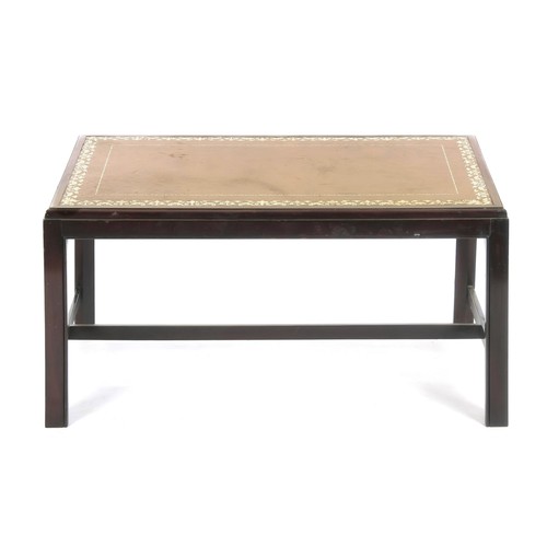 323 - A RECTANGULAR LEATHER TOPPED MAHOGANY COFFEE TABLE, MODERN