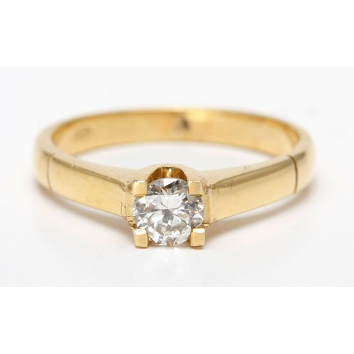 34 - A 0,40 CARAT DIAMOND SOLITAIRE RING