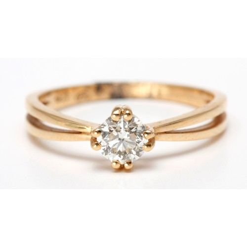 33 - A 0,50 CARAT DIAMOND SOLITAIRE RING